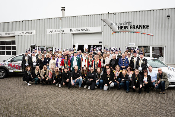 Groepsfoto met sponsor