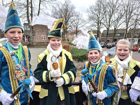 Hoogheden van De Linde ( de Essen)en de Nutsschool op de wagen