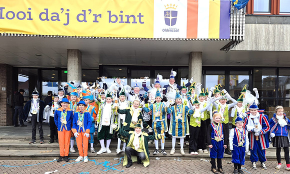 groepsfoto voor het stadhuis